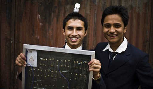 Adolescente nepalese inventa un pannello solare economico usando capelli umani