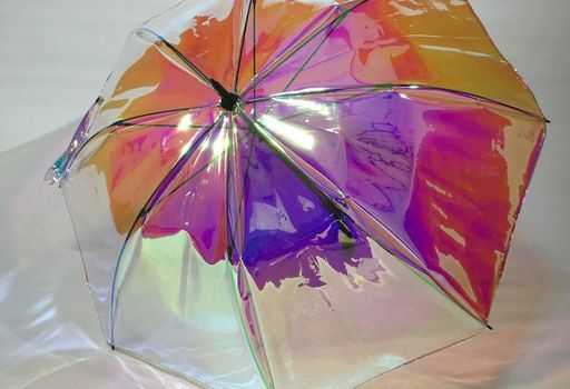 У Франції показали розумну парасольку з функцією прогнозу погоди
