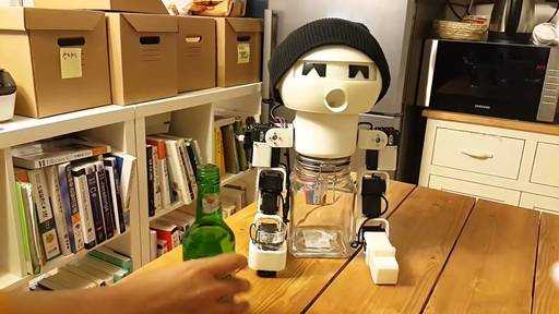 Безотказный робот-собутыльник всегда поддержит ваше желание выпить (ВИДЕО)