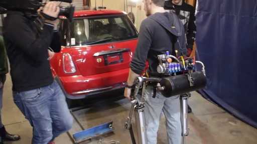 Канадский изобретатель поднял автомобиль с помощью самодельного экзоскелета (видео)