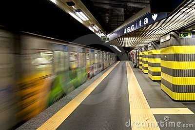 Видео: в Италии поезд метро мчался с открытыми дверями; машинисту грозит до 5 лет тюрьмы