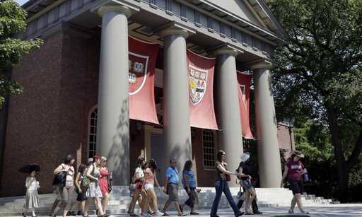 Азиатские студенты Гарварда подали иск против “расовых квот”