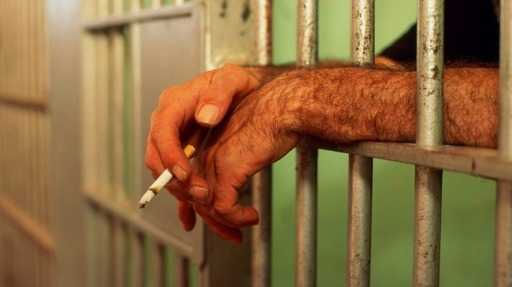 Australian prisons offer inmates seafood and lollipops as prisons go smoke free