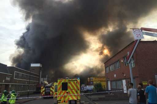 Черный дым окутал Лондон – пожарные воевали с пламенем на складе