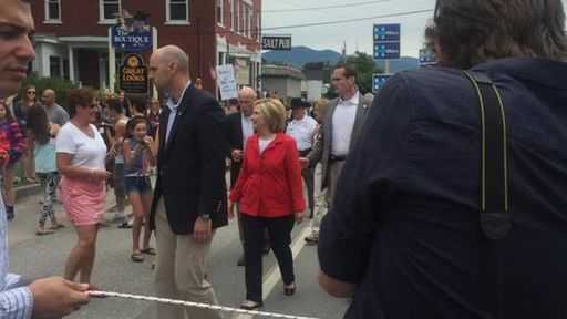 На параде в Нью-Гэмпшире Клинтон отгородилась от журналистов веревкой