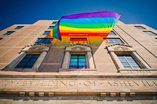Председатель горсовета в Швеции сравнил радужный флаг в честь гей-прайда со свастикой