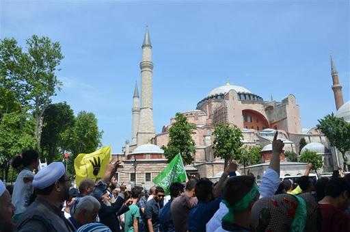 Турция: Стотици призовават Света София да бъде превърната в джамия в митинга в Истанбул