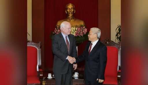 Американский сенатор Джон Маккейн встретился с генсеком Вьетнама