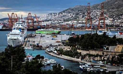 Греция ведет переговоры с китайской компанией Cosco по приватизации крупнейшего порта Пирей