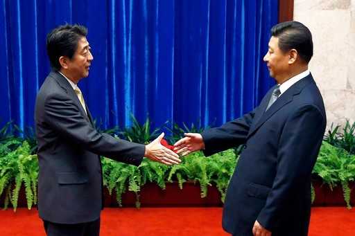 Індонезія: Сі Цзіньпін і Сіндзо Абе зустрілися на саміті на знак послаблення напруженості між країнами