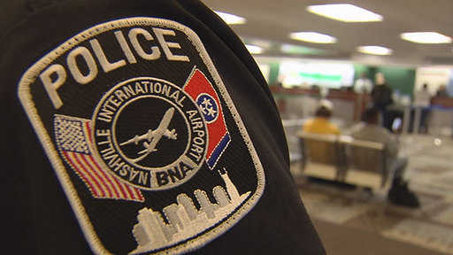 Пассажир на молнии, арестованный после нападения на бортпроводников в аэропорту Нэшвилла