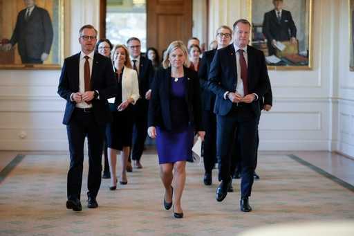 Первая женщина-премьер-министр Швеции представляет свое правительство