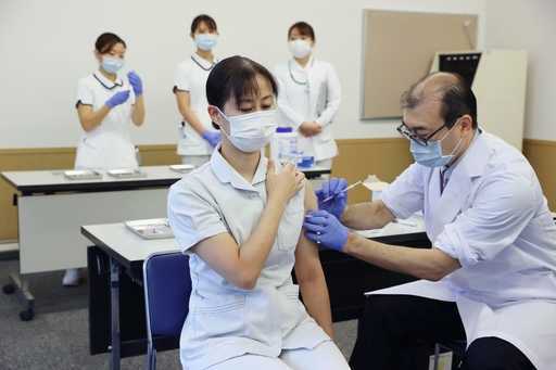 Япония започва подсилващи ваксинации срещу COVID на фона на страх от омикрон