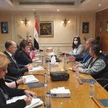 Minister gospodarki Vezieva rozmawia z ministrem sektora publicznego Egiptu Hishamem Tawfiq