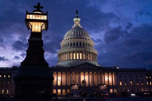 Сенат принял закон о временном финансировании, чтобы избежать остановки