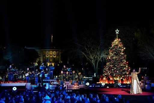 Байден помогает зажечь национальную рождественскую елку возле Белого дома