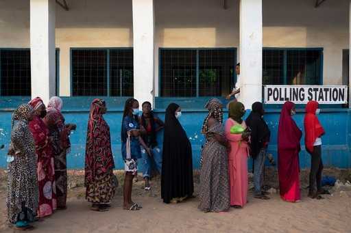 Гамбийцы голосуют на первых президентских выборах после Джамме