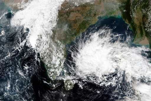 Шторм ослабевает после сильного дождя, эвакуация на юге Индии