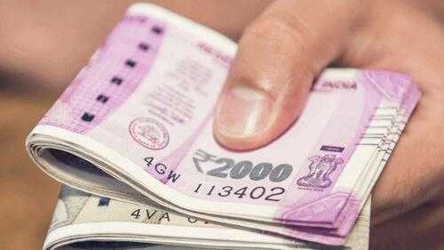 Rupia indyjska spada w stosunku do dirhama ZEA z powodu odpływu środków