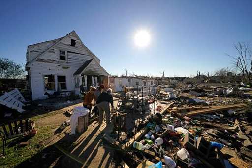 Parti del Kentucky colpite dal tornado affrontano un lungo recupero