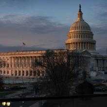 А Палата представителей США одобрила увеличение потолка государственного долга, что позволяет избежать уродства ...