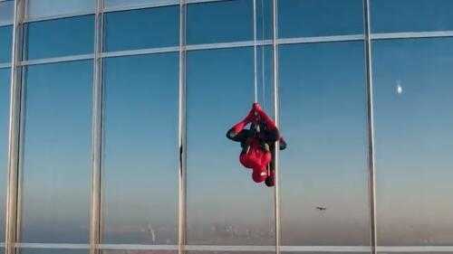 Guarda: Spider-Man scala il Burj Khalifa, gira intorno alla metropolitana di Dubai
