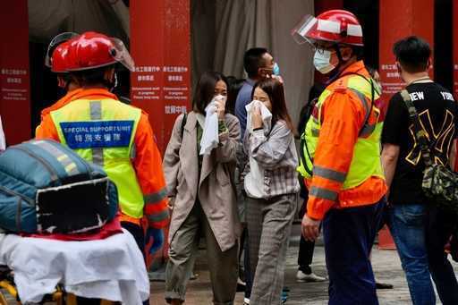 В здании Гонконга вспыхнул крупный пожар, десятки людей оказались в ловушке