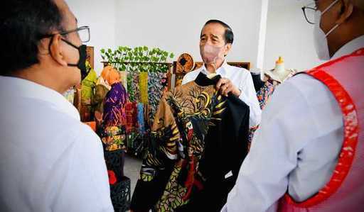 Fermato all'outlet UKM, Jokowi ha acquistato una giacca batik con motivo Garuda per 350.000 IDR