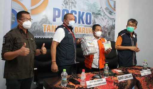 Enesis Group leistet Hilfe für Opfer des Semeru-Ausbruchs Jokowi kauft am UKM-Outlet eine Batik-Jacke...