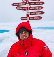 Дмитрий Александров показывает виды с Северного полюса на выставке