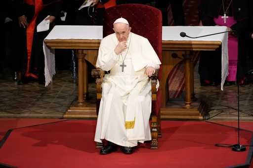 Папа делает ставку на отмену старой латинской мессы с новыми ограничениями