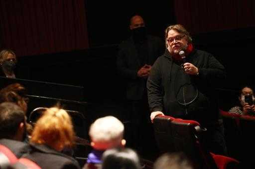 del Toro snuje makabryczną bajkę karnawałową w „Koszmarnej Alei”