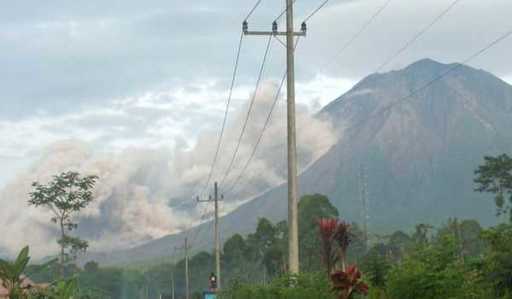 Le mont Semeru lance des chutes de nuages ​​chauds jusqu'à 3 km