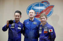 Японские космические туристы возвращаются на Землю после 12 дней на МКС