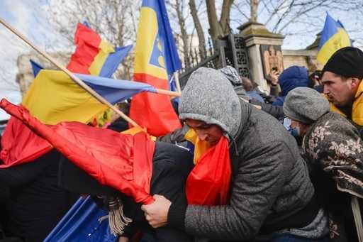 Румуни, які протестують проти перепусток COVID, намагаються штурмувати парламент