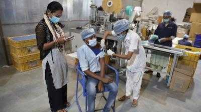 На данный момент в Индии зарегистрировано 200 случаев заболевания Omicron, 5326 новых случаев COVID-19