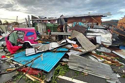 Смертность из-за тайфуна на Филиппинах стала первой сотней, мэры обратились за помощью