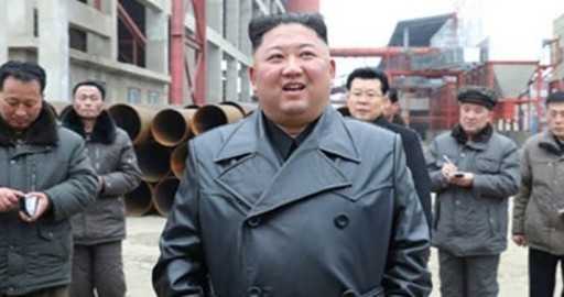Ким Чен Ын отмечает смерть отца в запретном черном кожаном пальто