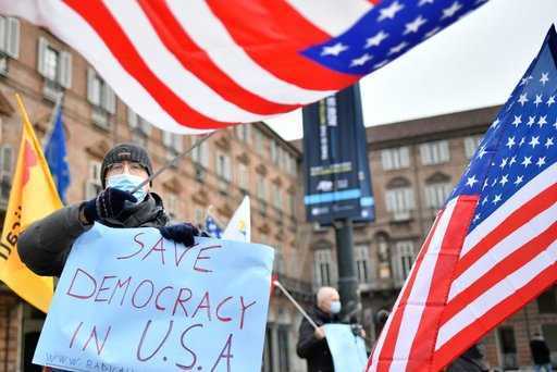 La stampa occidentale non considera più gli Stati Uniti una democrazia e mette in guardia contro la guerra civile