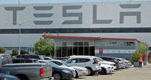 Регулирующие органы США начали расследование в отношении 580 тысяч автомобилей Tesla