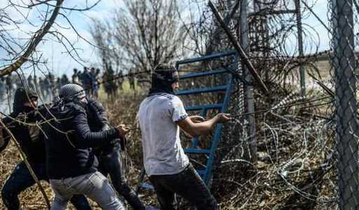Греция расширит пограничную стену, чтобы остановить мигрантов Сотни афганцев протестуют против замораживания государственных средств Илон Маск заплатит 158,1 триллиона индонезийских рупий налогов