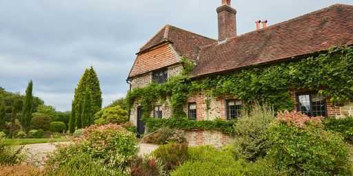 Музыкальный продюсер, лауреат Грэмми, перечисляет английский загородный дом, построенный 370 лет назад, почти за 4 миллиона фунтов стерлингов
