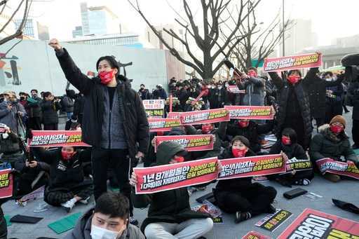 Propietarios de pequeñas empresas se manifiestan en Seúl para protestar contra las restricciones al virus