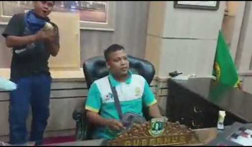 Вирус: видео рабочих по очереди в кресле губернатора Бантена