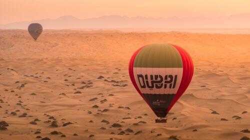 В этом списке достойных впечатлений пассажиры парят на высоте 4000 футов над девственными дюнами Дубая...