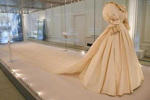 Знаменитое свадебное платье Дианы - звезда королевской модной выставки.