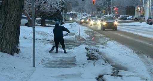 Канада - город Саскатун призывает жителей проявлять осторожность на улицах и пешеходных дорожках, поскольку температура падает
