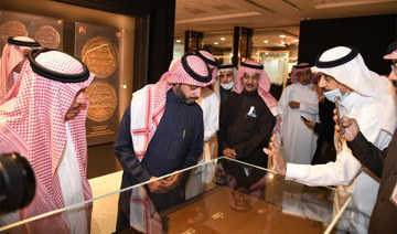 Саудовская Аравия - Публичная библиотека короля Эр-Рияда Абдель Азиза демонстрирует исламские валюты, редкие монеты.