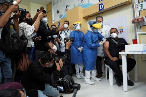 Ecuador schreibt Impfstoffe vor, Italien maskiert sich im Freien, während Omicron wütet