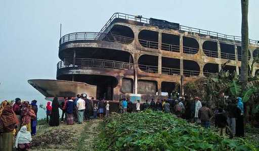 Ферри Бернс в Бангладеш, 32 человека погибли